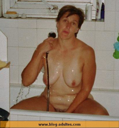 femme qui se caresse sous la douche
